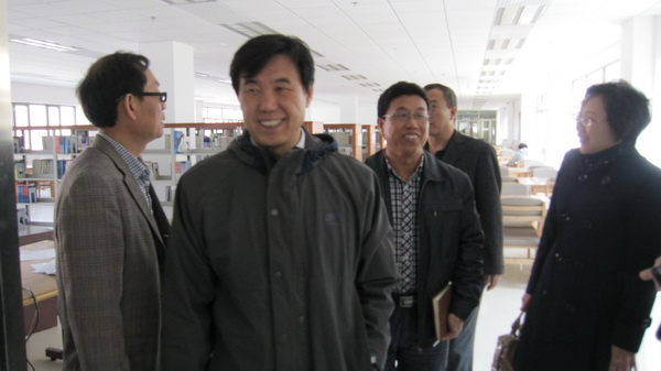 詹福瑞教授应邀参观365官网图书馆
